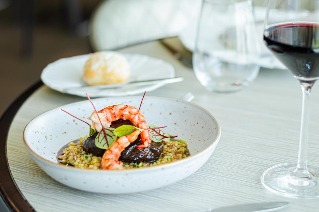โรงแรมอีปิก ซานา ลิสบัว ลิสบอน ภายนอก รูปภาพ A meal served in the First Class cabin