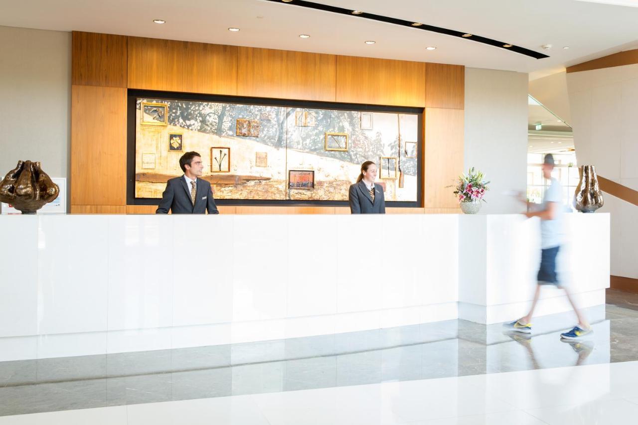 โรงแรมอีปิก ซานา ลิสบัว ลิสบอน ภายนอก รูปภาพ The lobby of the Four Seasons Hotel