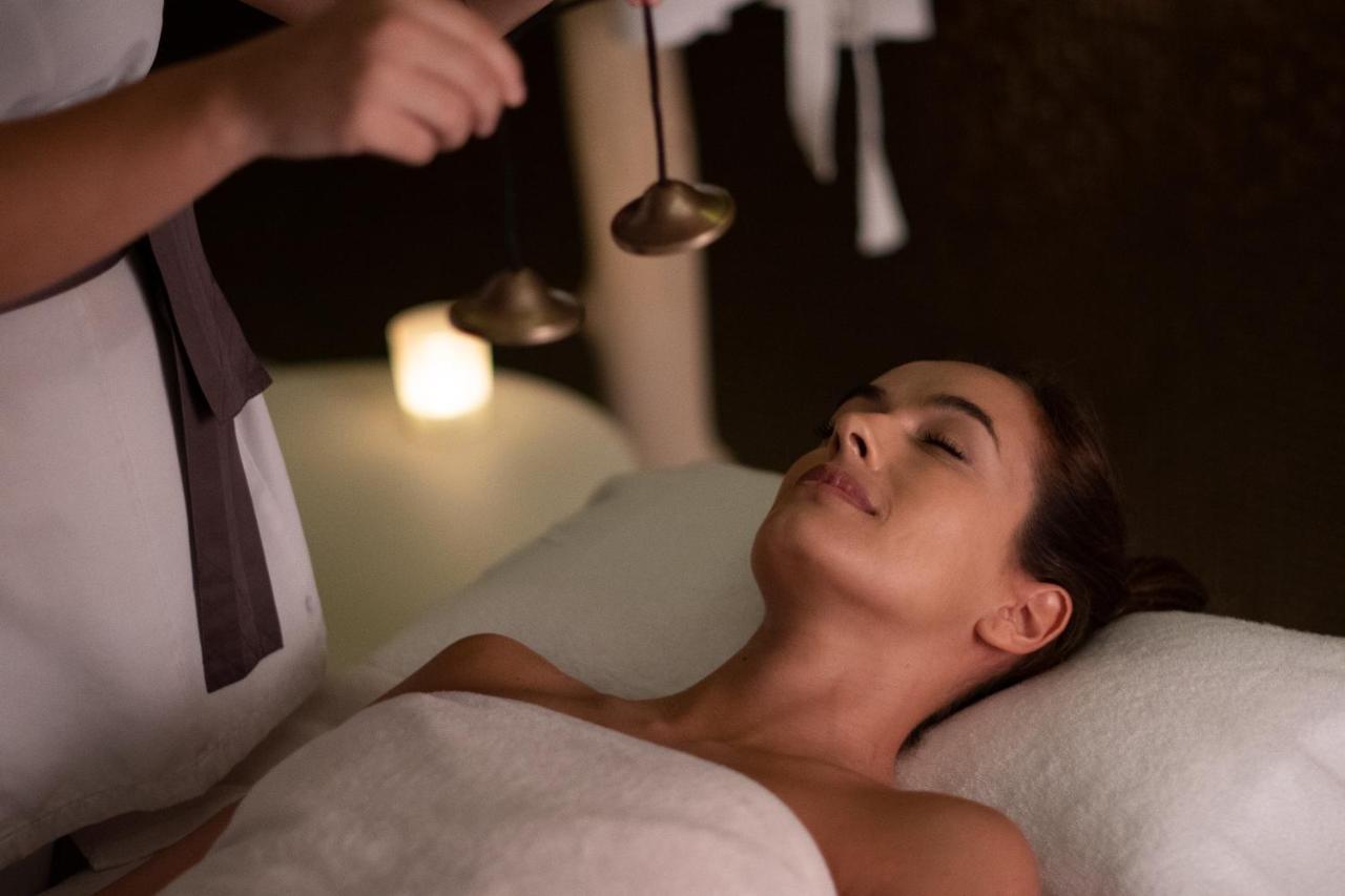 โรงแรมอีปิก ซานา ลิสบัว ลิสบอน ภายนอก รูปภาพ A woman receiving a facial treatment