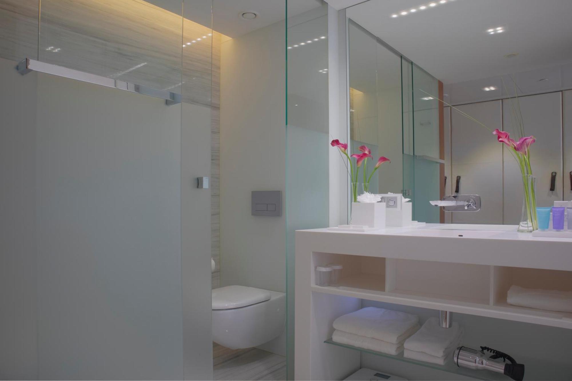 โรงแรมอีปิก ซานา ลิสบัว ลิสบอน ห้อง รูปภาพ A bathroom with a shower enclosure