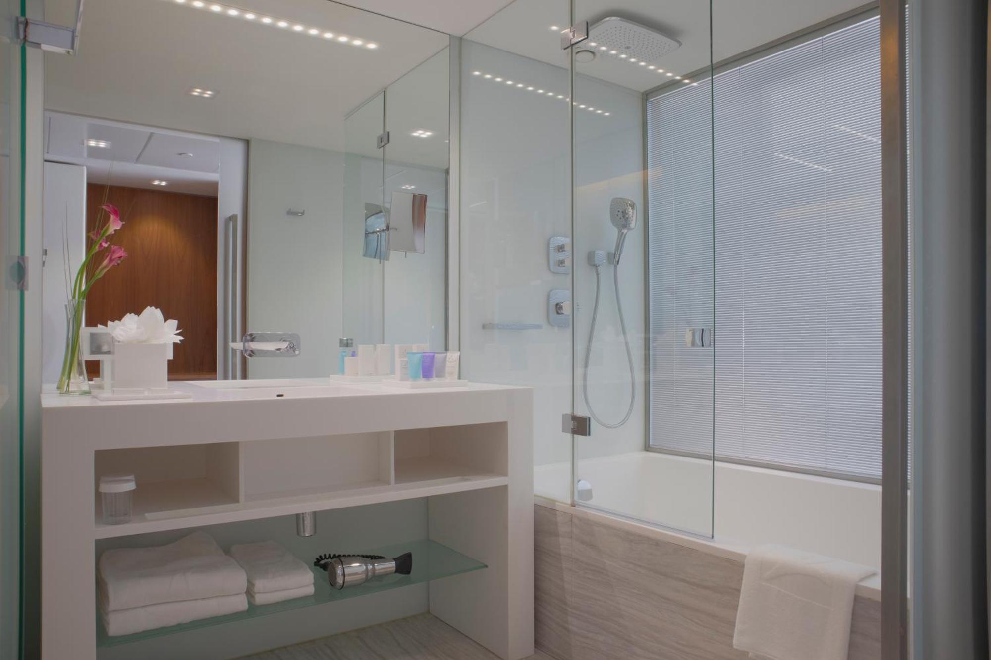 โรงแรมอีปิก ซานา ลิสบัว ลิสบอน ห้อง รูปภาพ A modern bathroom