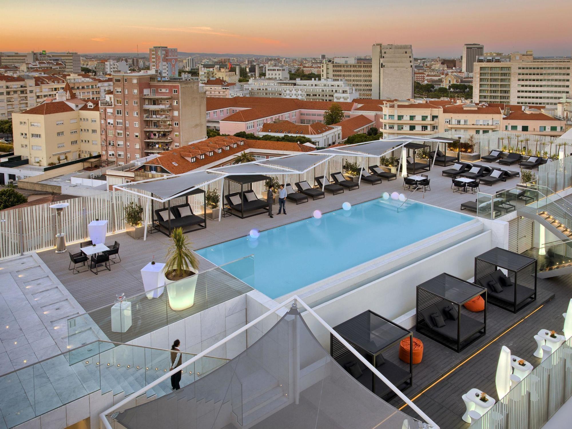 โรงแรมอีปิก ซานา ลิสบัว ลิสบอน ภายนอก รูปภาพ The hotel's rooftop pool